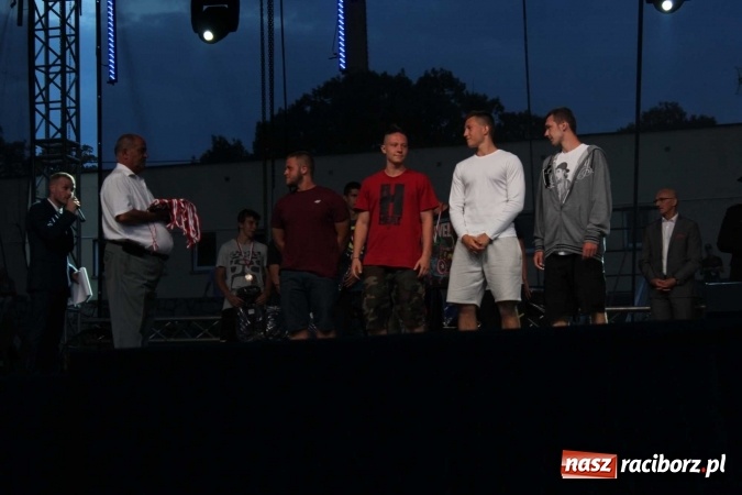 Zdjęcie w galerii na portalu naszraciborz.pl: Memoriał 2016: dzień pierwszy - wręczenie nagr&oacute;d, oficjalne otwarcie, pokazy zapaśnicze i blok dla dzieci wiadomości z regionu