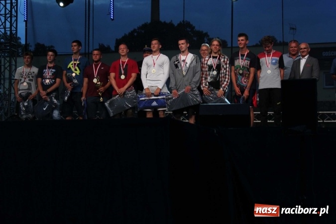 Zdjęcie w galerii na portalu naszraciborz.pl: Memoriał 2016: dzień pierwszy - wręczenie nagr&oacute;d, oficjalne otwarcie, pokazy zapaśnicze i blok dla dzieci wiadomości z regionu