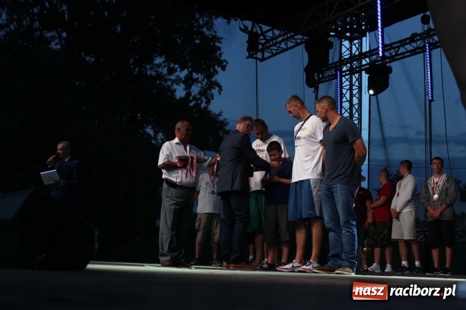 Zdjęcie w galerii na portalu naszraciborz.pl: Memoriał 2016: dzień pierwszy - wręczenie nagr&oacute;d, oficjalne otwarcie, pokazy zapaśnicze i blok dla dzieci wiadomości z regionu