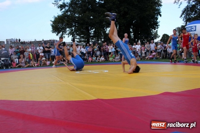 Zdjęcie w galerii na portalu naszraciborz.pl: Memoriał 2016: dzień pierwszy - wręczenie nagr&oacute;d, oficjalne otwarcie, pokazy zapaśnicze i blok dla dzieci wiadomości z regionu