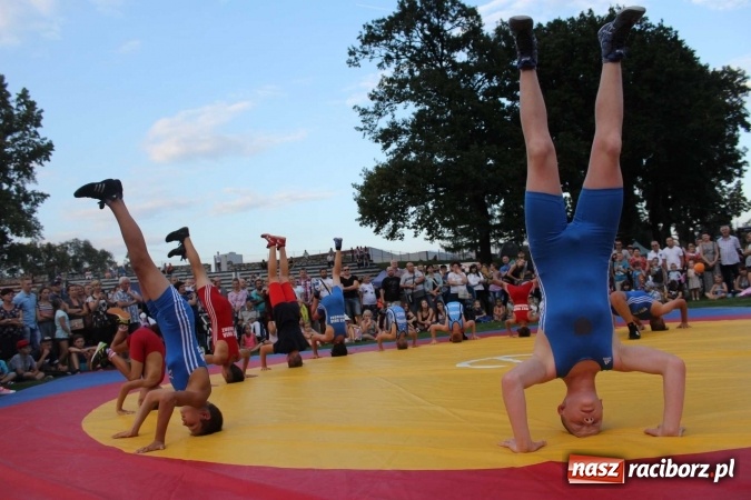 Zdjęcie w galerii na portalu naszraciborz.pl: Memoriał 2016: dzień pierwszy - wręczenie nagr&oacute;d, oficjalne otwarcie, pokazy zapaśnicze i blok dla dzieci wiadomości z regionu