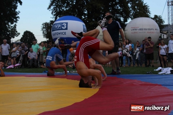 Zdjęcie w galerii na portalu naszraciborz.pl: Memoriał 2016: dzień pierwszy - wręczenie nagr&oacute;d, oficjalne otwarcie, pokazy zapaśnicze i blok dla dzieci wiadomości z regionu