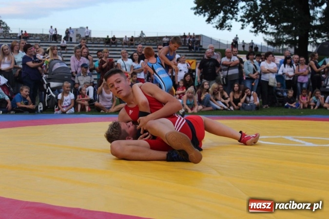 Zdjęcie w galerii na portalu naszraciborz.pl: Memoriał 2016: dzień pierwszy - wręczenie nagr&oacute;d, oficjalne otwarcie, pokazy zapaśnicze i blok dla dzieci wiadomości z regionu