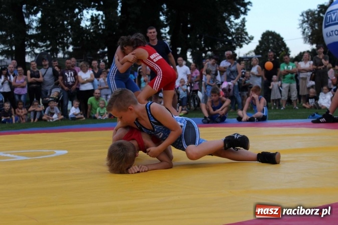 Zdjęcie w galerii na portalu naszraciborz.pl: Memoriał 2016: dzień pierwszy - wręczenie nagr&oacute;d, oficjalne otwarcie, pokazy zapaśnicze i blok dla dzieci wiadomości z regionu