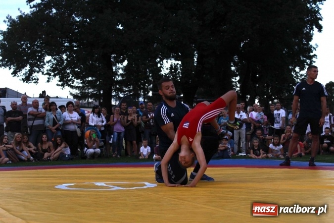 Zdjęcie w galerii na portalu naszraciborz.pl: Memoriał 2016: dzień pierwszy - wręczenie nagr&oacute;d, oficjalne otwarcie, pokazy zapaśnicze i blok dla dzieci wiadomości z regionu