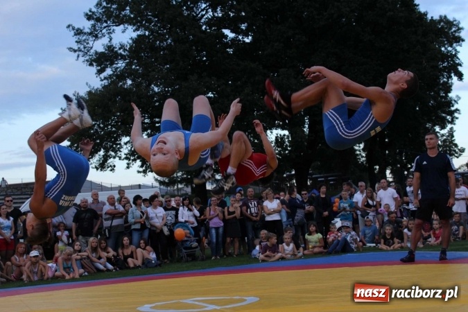 Zdjęcie w galerii na portalu naszraciborz.pl: Memoriał 2016: dzień pierwszy - wręczenie nagr&oacute;d, oficjalne otwarcie, pokazy zapaśnicze i blok dla dzieci wiadomości z regionu