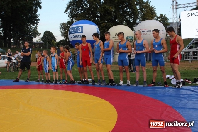 Zdjęcie w galerii na portalu naszraciborz.pl: Memoriał 2016: dzień pierwszy - wręczenie nagr&oacute;d, oficjalne otwarcie, pokazy zapaśnicze i blok dla dzieci wiadomości z regionu