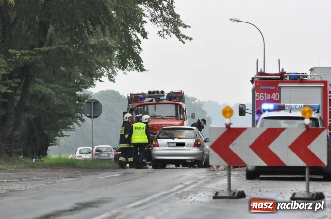 Zdjęcie w galerii na portalu naszraciborz.pl: Strażacy udrażniali dziś ruch na drodze Racib&oacute;rz - Pietrowice Wielkie. Toyota zawisła nad krawędzią jezdni wiadomości z regionu