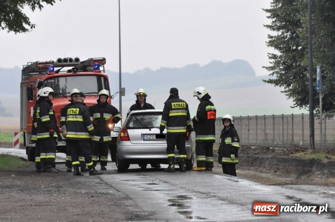 Zdjęcie w galerii na portalu naszraciborz.pl: Strażacy udrażniali dziś ruch na drodze Racib&oacute;rz - Pietrowice Wielkie. Toyota zawisła nad krawędzią jezdni wiadomości z regionu