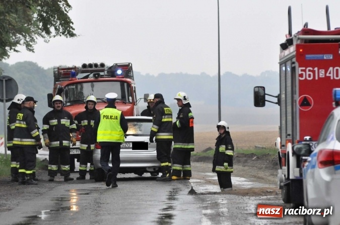 Zdjęcie w galerii na portalu naszraciborz.pl: Strażacy udrażniali dziś ruch na drodze Racib&oacute;rz - Pietrowice Wielkie. Toyota zawisła nad krawędzią jezdni wiadomości z regionu