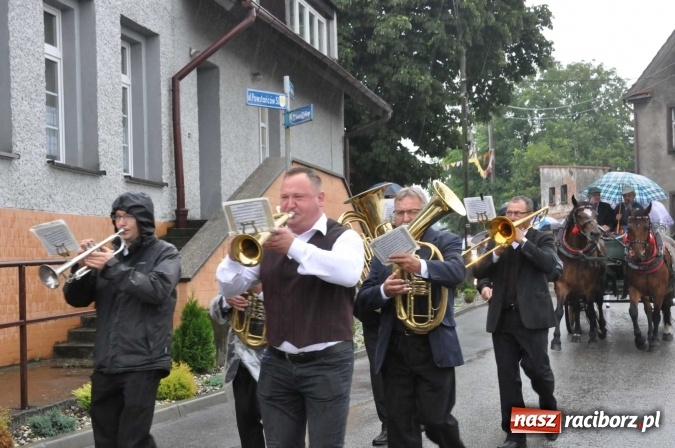 Zdjęcie w galerii na portalu naszraciborz.pl: Deszczowe dożynki w Żerdzinach wiadomości z regionu