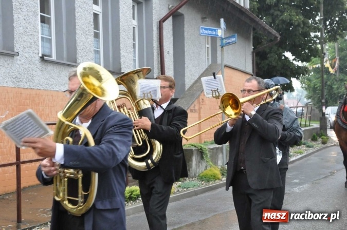 Zdjęcie w galerii na portalu naszraciborz.pl: Deszczowe dożynki w Żerdzinach wiadomości z regionu