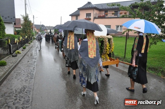 Zdjęcie w galerii na portalu naszraciborz.pl: Deszczowe dożynki w Żerdzinach wiadomości z regionu