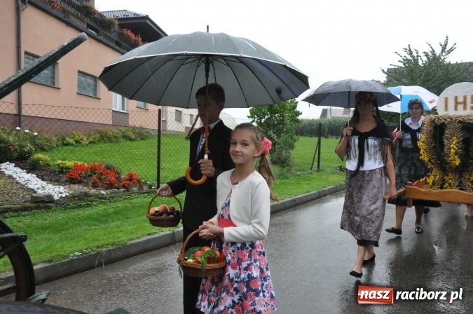 Zdjęcie w galerii na portalu naszraciborz.pl: Deszczowe dożynki w Żerdzinach wiadomości z regionu