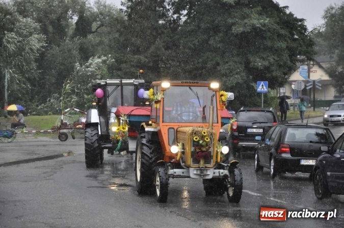Zdjęcie w galerii na portalu naszraciborz.pl: W Pietrowicach Wielkich lunęło, więc dożynki odbyły się pod dachem wiadomości z regionu