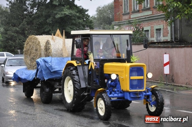 Zdjęcie w galerii na portalu naszraciborz.pl: W Pietrowicach Wielkich lunęło, więc dożynki odbyły się pod dachem wiadomości z regionu