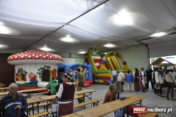 Zdjęcie w galerii na portalu naszraciborz.pl: W Pietrowicach Wielkich lunęło, więc dożynki odbyły się pod dachem wiadomości z regionu