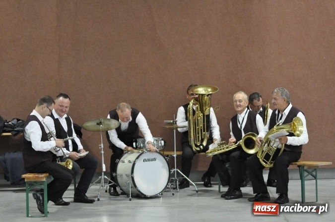 Zdjęcie w galerii na portalu naszraciborz.pl: W Pietrowicach Wielkich lunęło, więc dożynki odbyły się pod dachem wiadomości z regionu