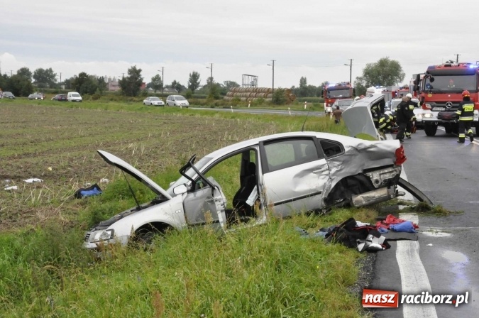 Zdjęcie w galerii na portalu naszraciborz.pl: 45-latek z passata wyprzedzał na łuku drogi. To doprowadziło do czołowego zderzenia wiadomości z regionu