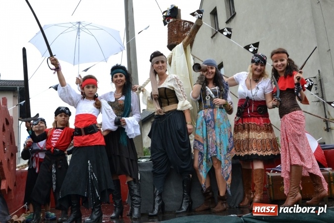 Zdjęcie w galerii na portalu naszraciborz.pl: Piratki z Karaibów na dożynkach w Roszkowie wiadomości z regionu