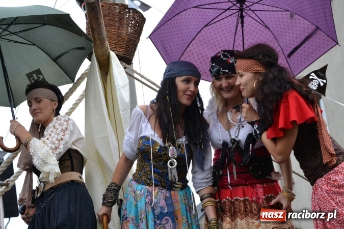 Zdjęcie w galerii na portalu naszraciborz.pl: Piratki z Karaibów na dożynkach w Roszkowie wiadomości z regionu