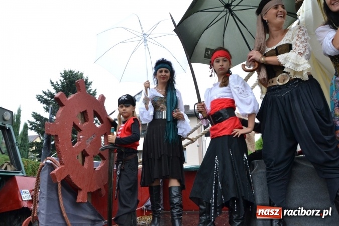 Zdjęcie w galerii na portalu naszraciborz.pl: Piratki z Karaibów na dożynkach w Roszkowie wiadomości z regionu