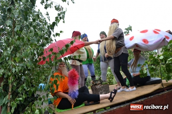 Zdjęcie w galerii na portalu naszraciborz.pl: Piratki z Karaibów na dożynkach w Roszkowie wiadomości z regionu