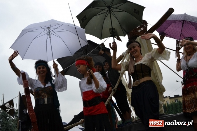 Zdjęcie w galerii na portalu naszraciborz.pl: Piratki z Karaibów na dożynkach w Roszkowie wiadomości z regionu