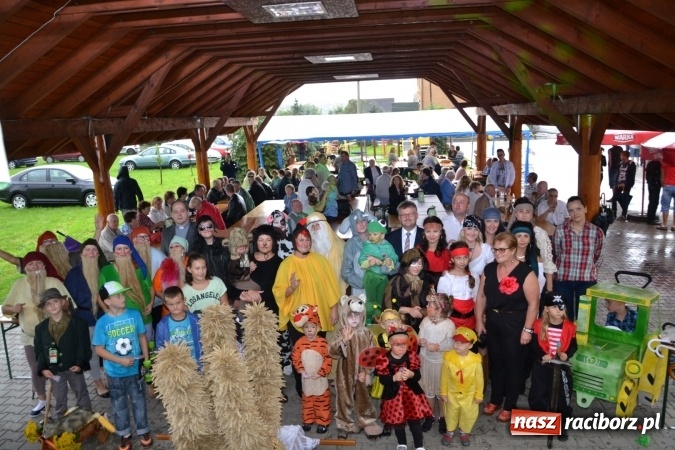 Zdjęcie w galerii na portalu naszraciborz.pl: Piratki z Karaibów na dożynkach w Roszkowie wiadomości z regionu