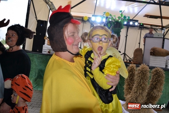 Zdjęcie w galerii na portalu naszraciborz.pl: Piratki z Karaibów na dożynkach w Roszkowie wiadomości z regionu