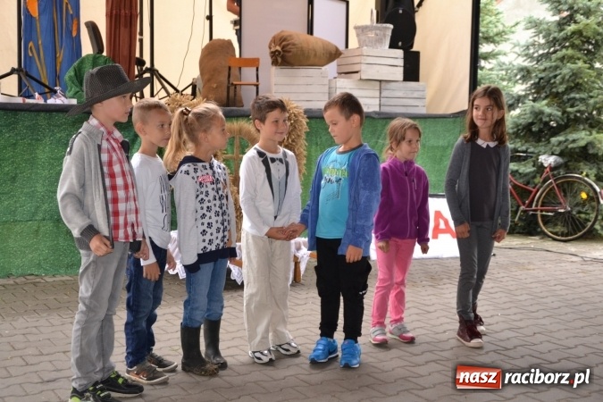 Zdjęcie w galerii na portalu naszraciborz.pl: Piratki z Karaibów na dożynkach w Roszkowie wiadomości z regionu