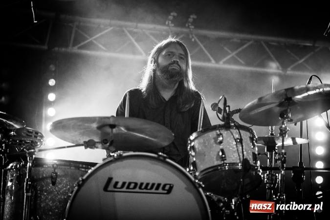 Zdjęcie w galerii na portalu naszraciborz.pl: Mocne zakończenie Memoriału - Wilki z Robertem Gawlińskim porwały tłumy! wiadomości z regionu