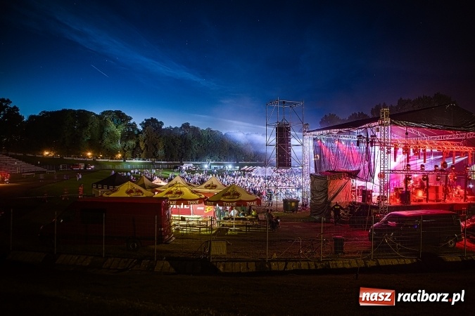 Zdjęcie w galerii na portalu naszraciborz.pl: Mocne zakończenie Memoriału - Wilki z Robertem Gawlińskim porwały tłumy! wiadomości z regionu