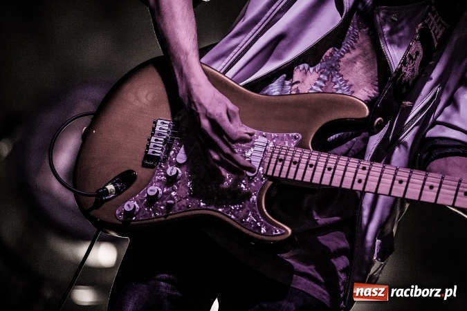 Zdjęcie w galerii na portalu naszraciborz.pl: Mocne zakończenie Memoriału - Wilki z Robertem Gawlińskim porwały tłumy! wiadomości z regionu