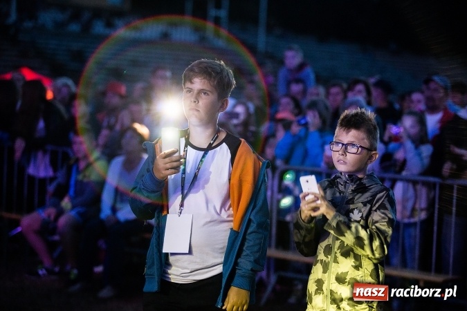 Zdjęcie w galerii na portalu naszraciborz.pl: Mocne zakończenie Memoriału - Wilki z Robertem Gawlińskim porwały tłumy! wiadomości z regionu