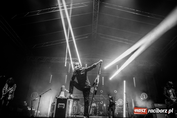 Zdjęcie w galerii na portalu naszraciborz.pl: Mocne zakończenie Memoriału - Wilki z Robertem Gawlińskim porwały tłumy! wiadomości z regionu