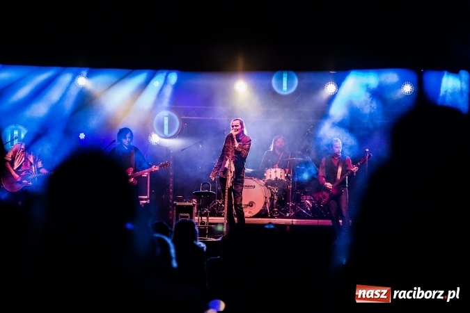 Zdjęcie w galerii na portalu naszraciborz.pl: Mocne zakończenie Memoriału - Wilki z Robertem Gawlińskim porwały tłumy! wiadomości z regionu