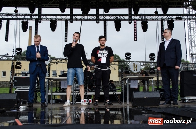 Zdjęcie w galerii na portalu naszraciborz.pl: Papier, kamień, nożyce - zmagania przy stoliku na scenie Memoriału oraz Baw się z nami strażakami i zakładem Ernestyn Janeta wiadomości z regionu