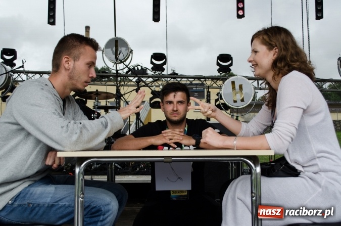 Zdjęcie w galerii na portalu naszraciborz.pl: Papier, kamień, nożyce - zmagania przy stoliku na scenie Memoriału oraz Baw się z nami strażakami i zakładem Ernestyn Janeta wiadomości z regionu