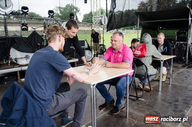 Zdjęcie w galerii na portalu naszraciborz.pl: Papier, kamień, nożyce - zmagania przy stoliku na scenie Memoriału oraz Baw się z nami strażakami i zakładem Ernestyn Janeta wiadomości z regionu