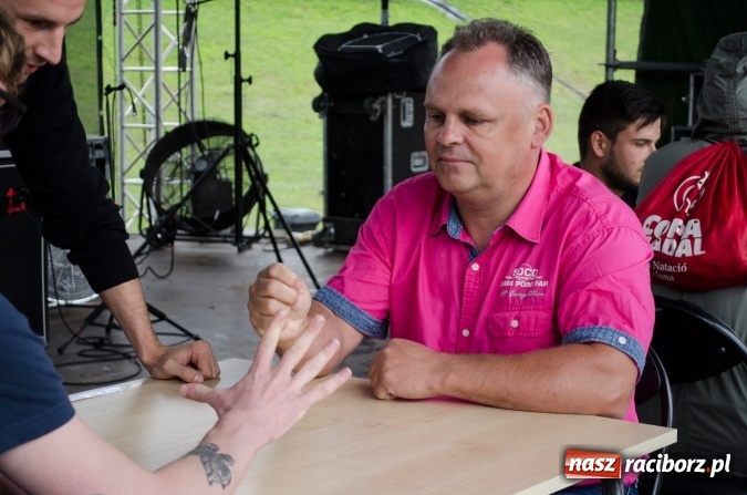 Zdjęcie w galerii na portalu naszraciborz.pl: Papier, kamień, nożyce - zmagania przy stoliku na scenie Memoriału oraz Baw się z nami strażakami i zakładem Ernestyn Janeta wiadomości z regionu