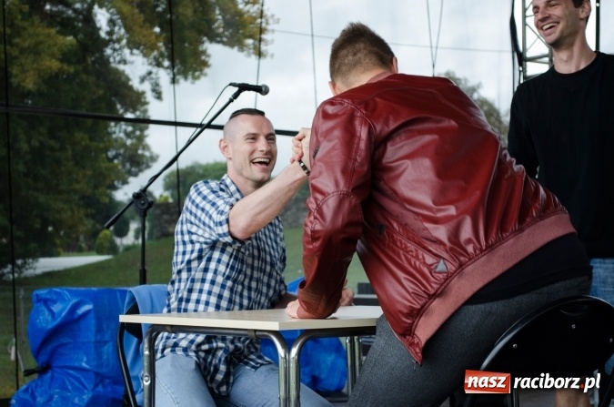 Zdjęcie w galerii na portalu naszraciborz.pl: Papier, kamień, nożyce - zmagania przy stoliku na scenie Memoriału oraz Baw się z nami strażakami i zakładem Ernestyn Janeta wiadomości z regionu