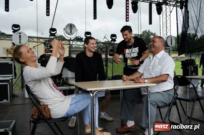 Zdjęcie w galerii na portalu naszraciborz.pl: Papier, kamień, nożyce - zmagania przy stoliku na scenie Memoriału oraz Baw się z nami strażakami i zakładem Ernestyn Janeta wiadomości z regionu