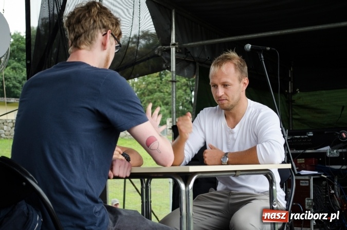 Zdjęcie w galerii na portalu naszraciborz.pl: Papier, kamień, nożyce - zmagania przy stoliku na scenie Memoriału oraz Baw się z nami strażakami i zakładem Ernestyn Janeta wiadomości z regionu