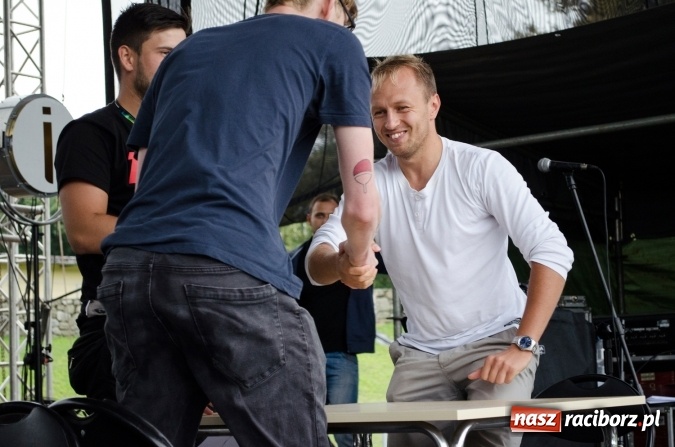Zdjęcie w galerii na portalu naszraciborz.pl: Papier, kamień, nożyce - zmagania przy stoliku na scenie Memoriału oraz Baw się z nami strażakami i zakładem Ernestyn Janeta wiadomości z regionu