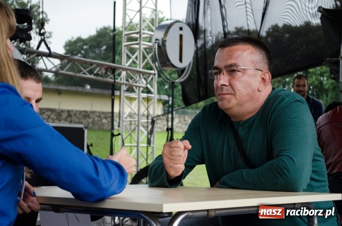 Zdjęcie w galerii na portalu naszraciborz.pl: Papier, kamień, nożyce - zmagania przy stoliku na scenie Memoriału oraz Baw się z nami strażakami i zakładem Ernestyn Janeta wiadomości z regionu