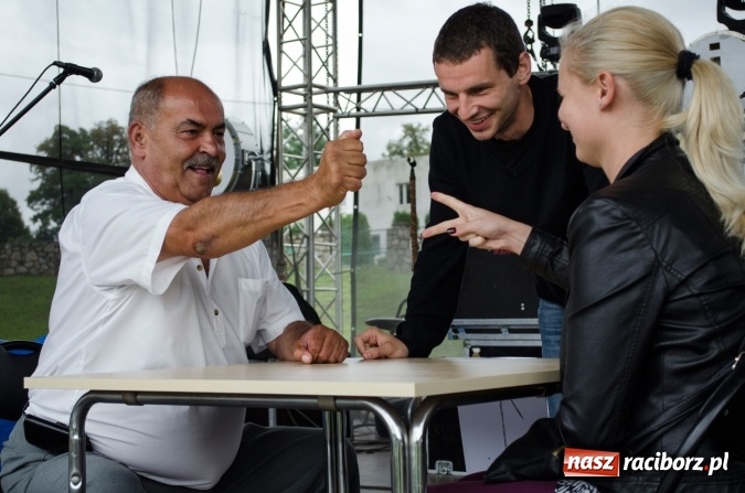 Zdjęcie w galerii na portalu naszraciborz.pl: Papier, kamień, nożyce - zmagania przy stoliku na scenie Memoriału oraz Baw się z nami strażakami i zakładem Ernestyn Janeta wiadomości z regionu