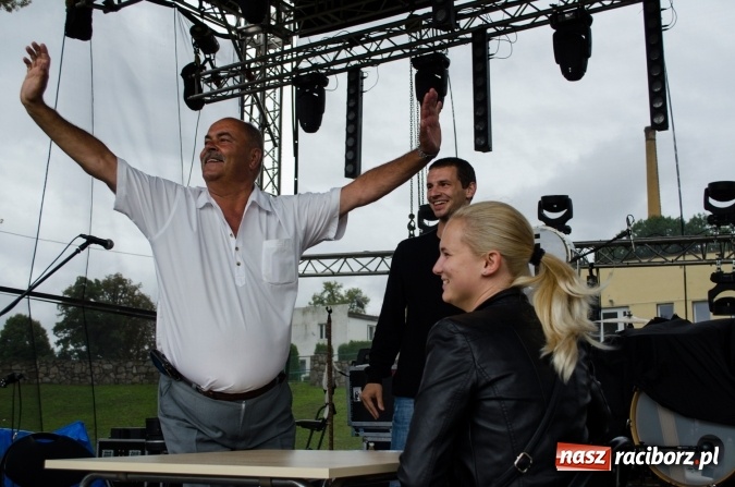 Zdjęcie w galerii na portalu naszraciborz.pl: Papier, kamień, nożyce - zmagania przy stoliku na scenie Memoriału oraz Baw się z nami strażakami i zakładem Ernestyn Janeta wiadomości z regionu