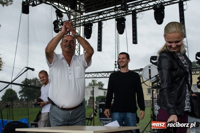 Zdjęcie w galerii na portalu naszraciborz.pl: Papier, kamień, nożyce - zmagania przy stoliku na scenie Memoriału oraz Baw się z nami strażakami i zakładem Ernestyn Janeta wiadomości z regionu