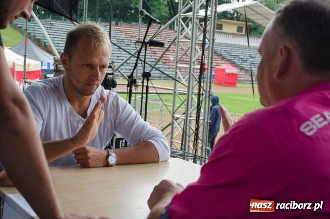 Zdjęcie w galerii na portalu naszraciborz.pl: Papier, kamień, nożyce - zmagania przy stoliku na scenie Memoriału oraz Baw się z nami strażakami i zakładem Ernestyn Janeta wiadomości z regionu